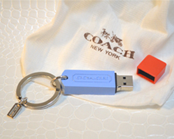 画像: コーチ（COACH）カラーブロック ＵSBメモリ（8GB）キーフォブ・キーホルダー【OUTLET】