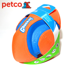 画像1: ペットコ（PETCO）アメフトボール型 ドッグ・トイ（Chuckit!）FUMBLE FETCH